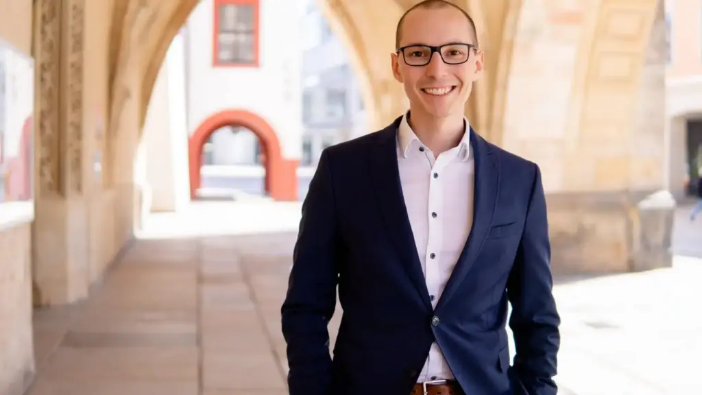 Top 5 unabhängige Online-Finanzmakler Maximilian Fuchs an der Spitze